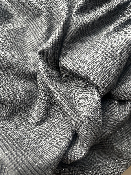 Серое платье в клетку с серебряной нитью