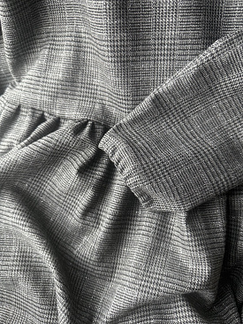 Серое платье в клетку с серебряной нитью